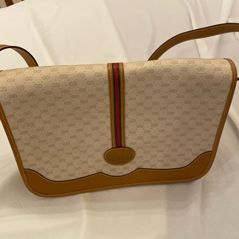 Gucci crossbody/ shoulder bag.